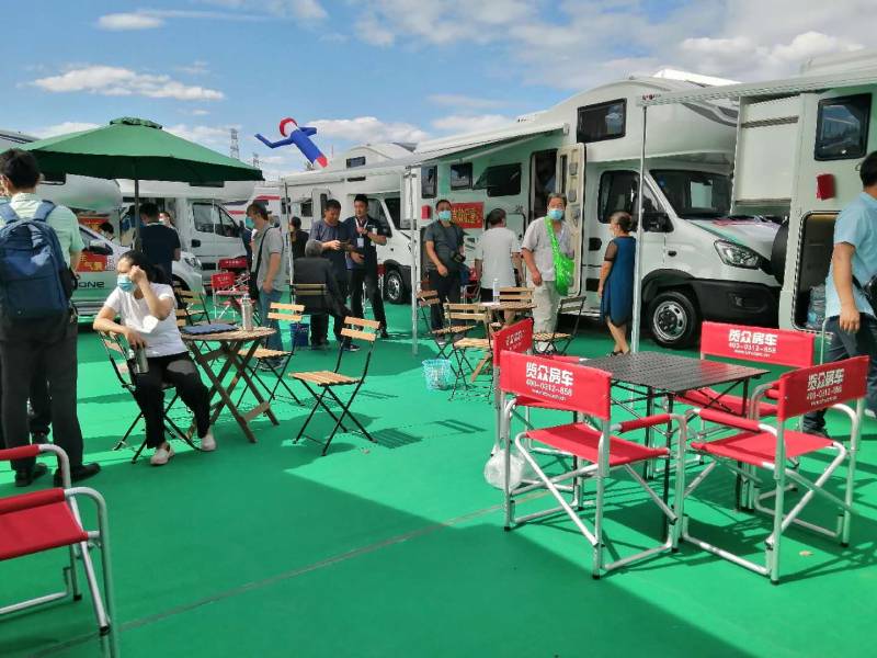 這個展會真的太熱鬧了,這么多人定房車 這個展會真的太熱鬧了,這么多人定房車