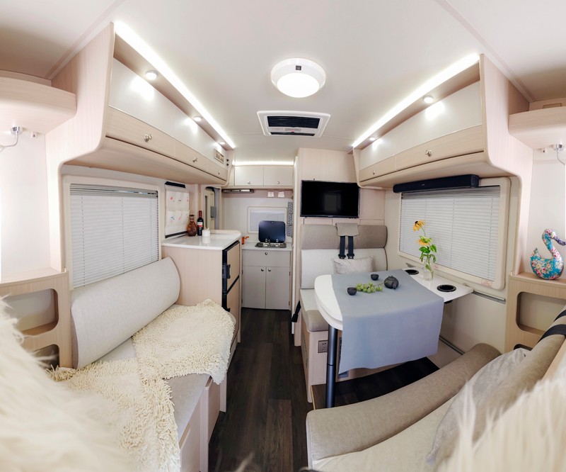 不懼荒野，不怕泥濘，四驅房車更給力